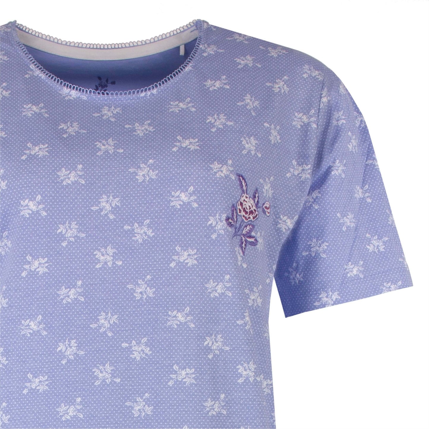 Lavendel lila nachthemd met korte mouwen, wit bloemenpatroon en geborduurd detail op de borst.
