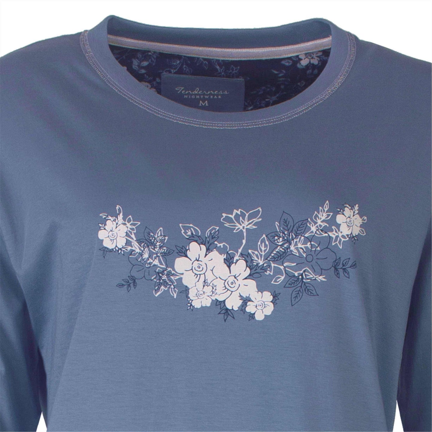 Lichtblauw dames nachthemd met lange mouwen en ronde hals, versierd met een witte bloemenprint op de borst.