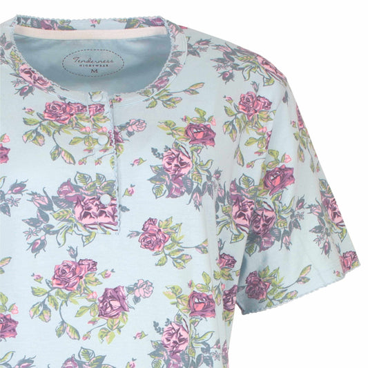Lichtblauw nachthemd met korte mouwen, versierd met roze bloemenprint en knoopsluiting aan de hals