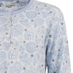 Lichtblauw nachthemd met lange mouwen, ronde hals en polosluiting, bedrukt met bloemen en paisley motieven