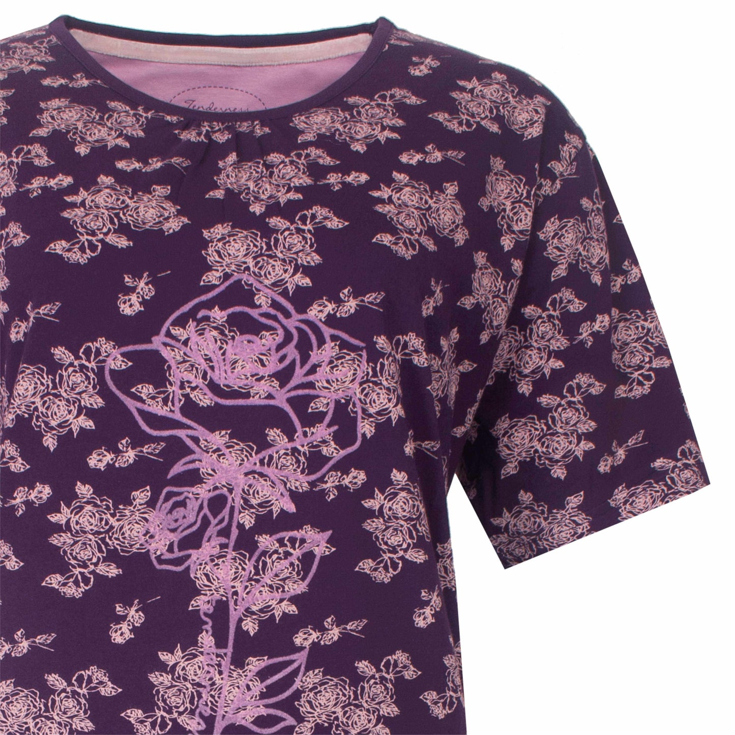 Lila nachthemd met roze bloemenprint. Korte mouwen en ronde hals. Groot rozenpatroon op de voorkant.