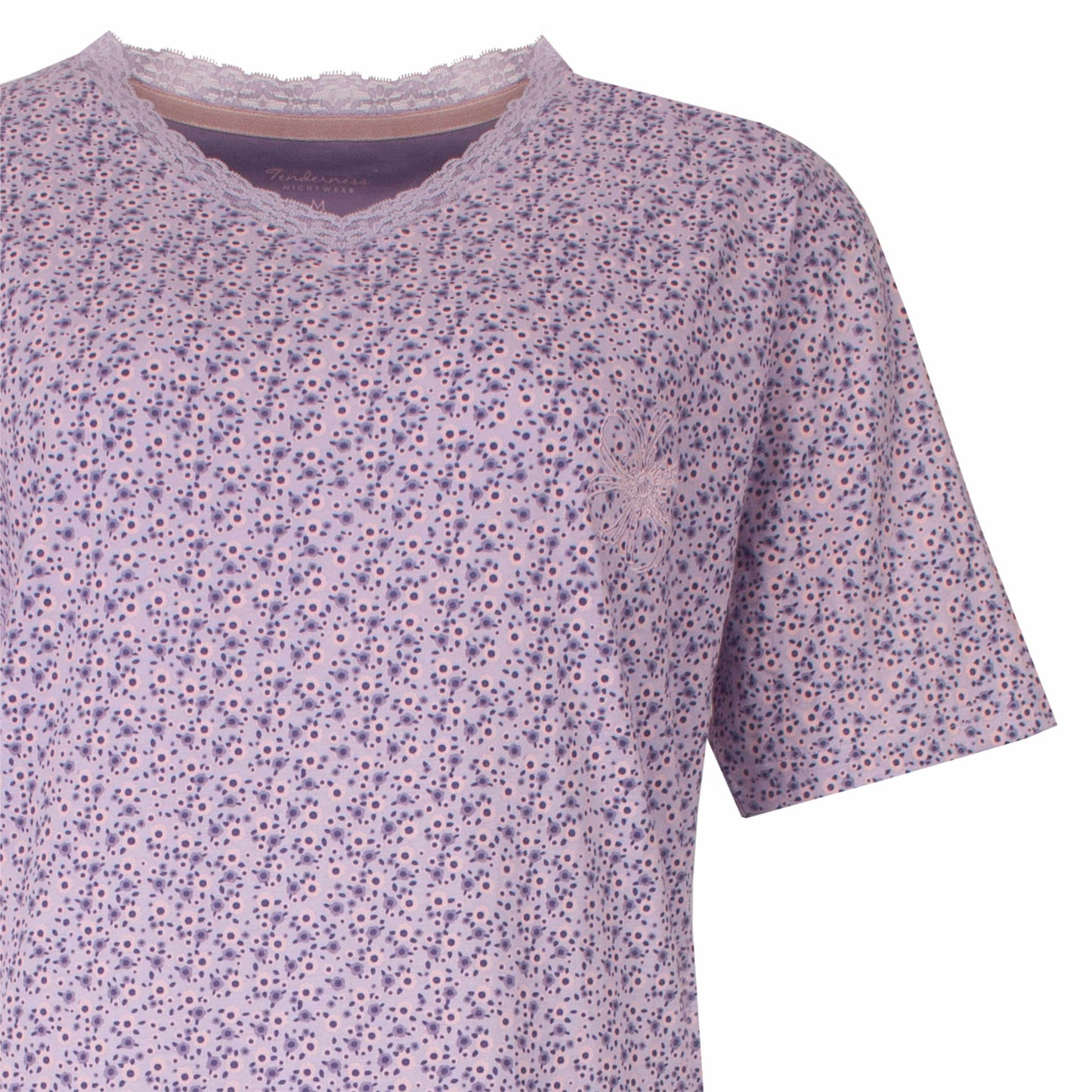 Lila nachthemd met kleine bloemenprint, V-hals met kanten rand en korte mouwen.