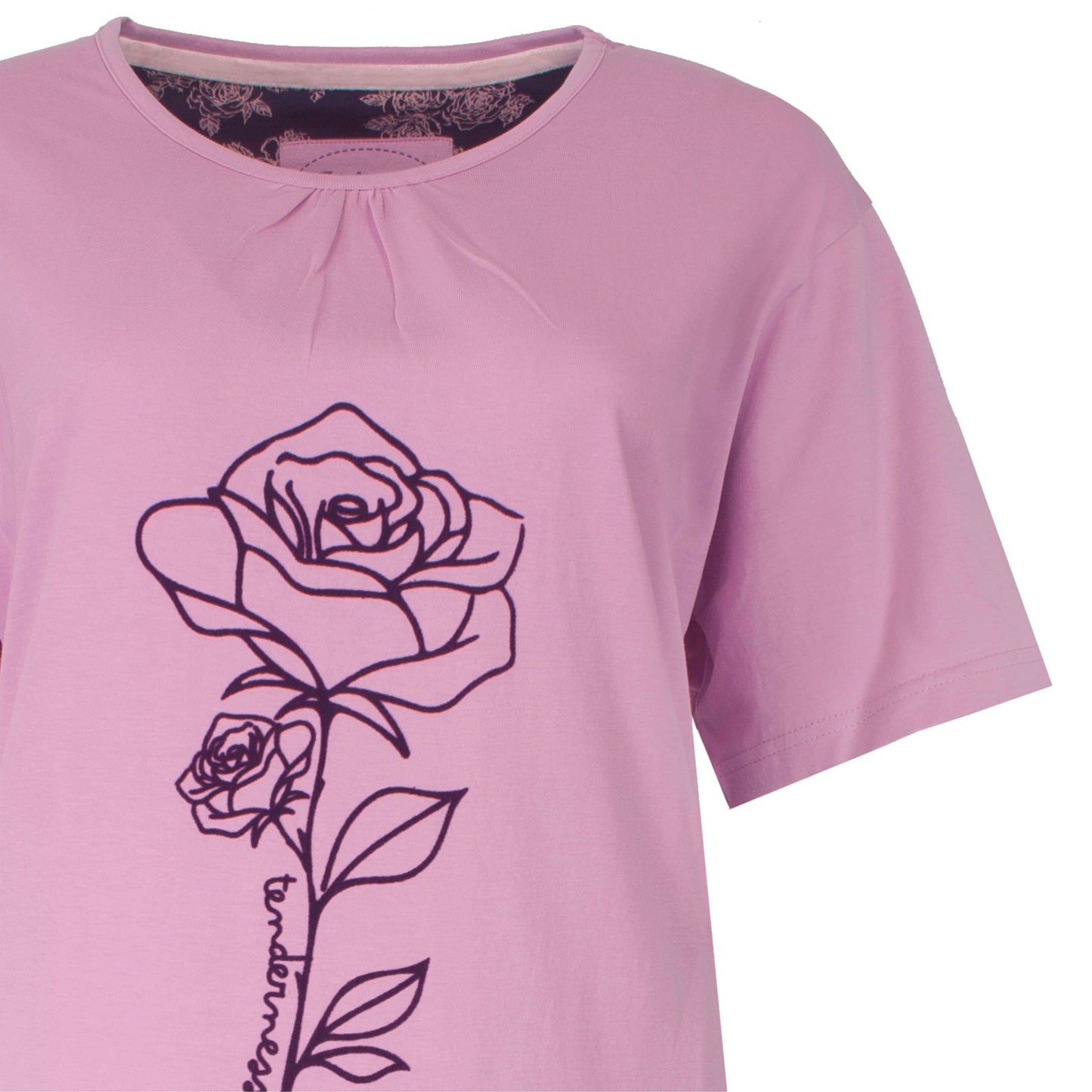 Lila nachthemd met korte mouwen en zwarte rozenprint. Ronde hals met plooitjes en bloemenpatroon aan binnenkant.