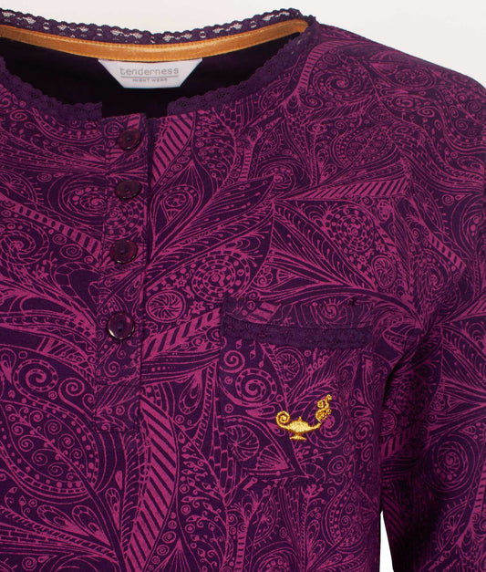 Paars nachthemd met gedetailleerd paisley-patroon, kanten hals, polosluiting en gouden geborduurd logo.