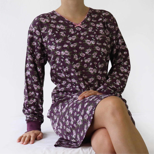 Paars nachthemd met roze bloemenprint, lange mouwen en V-hals. Gemaakt van katoen in comfortabele jersey stijl.
