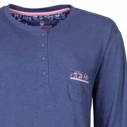 Indigo blauw nachthemd met lange mouwen, polo sluiting en ronde hals. Heeft een klein borstzakje met decoratief randje.