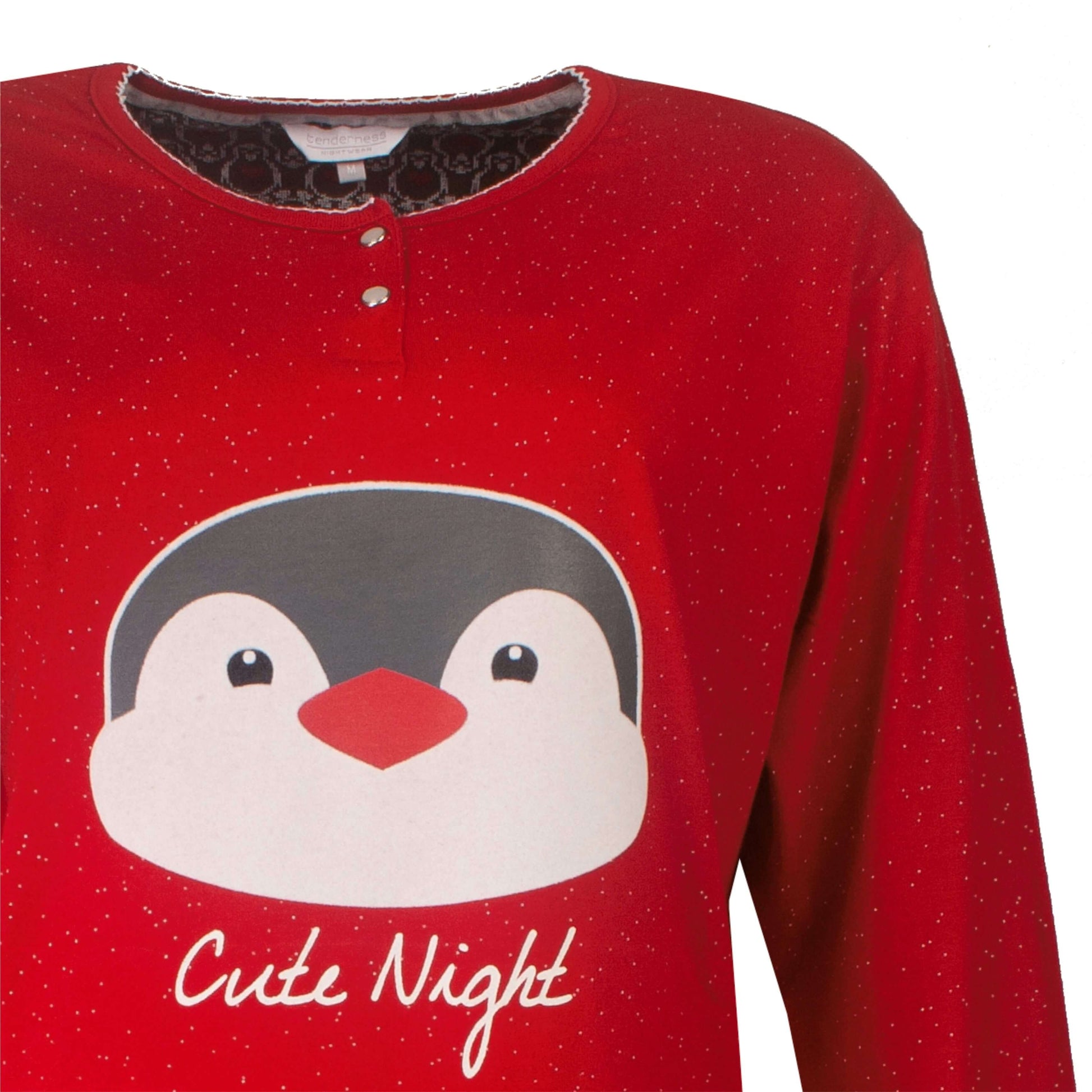 Rood nachthemd met witte stippen, lange mouwen en een schattige pinguïn print op de borst. Tekst 'Cute Night' eronder.