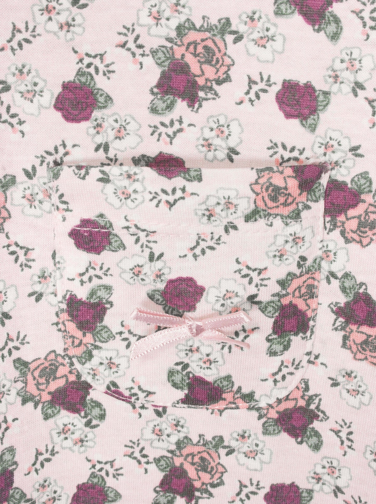 Roze nachthemd met bloemenprint in wit, roze en paars. Klein strikje als detail op de borst.