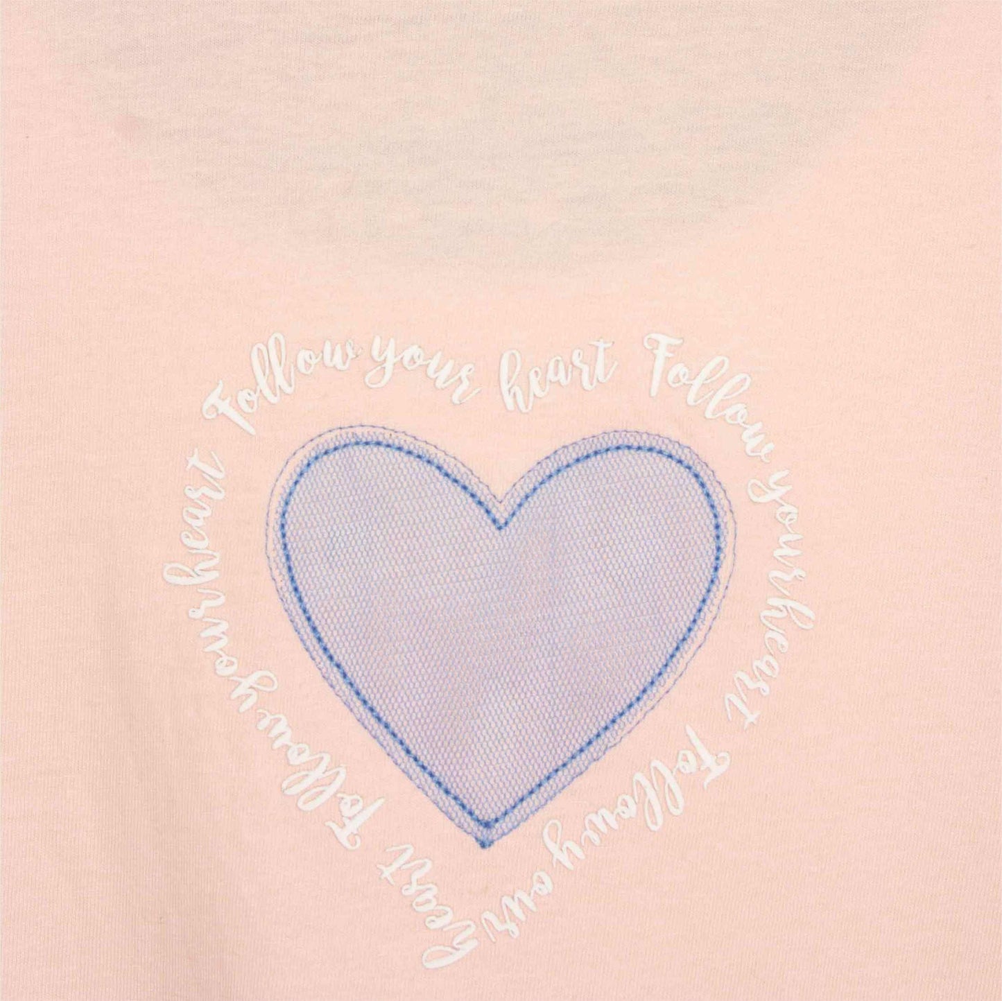 Roze nachthemd met lichtblauw hart-applicatie en witte tekst 'Follow your heart' in een cirkel eromheen