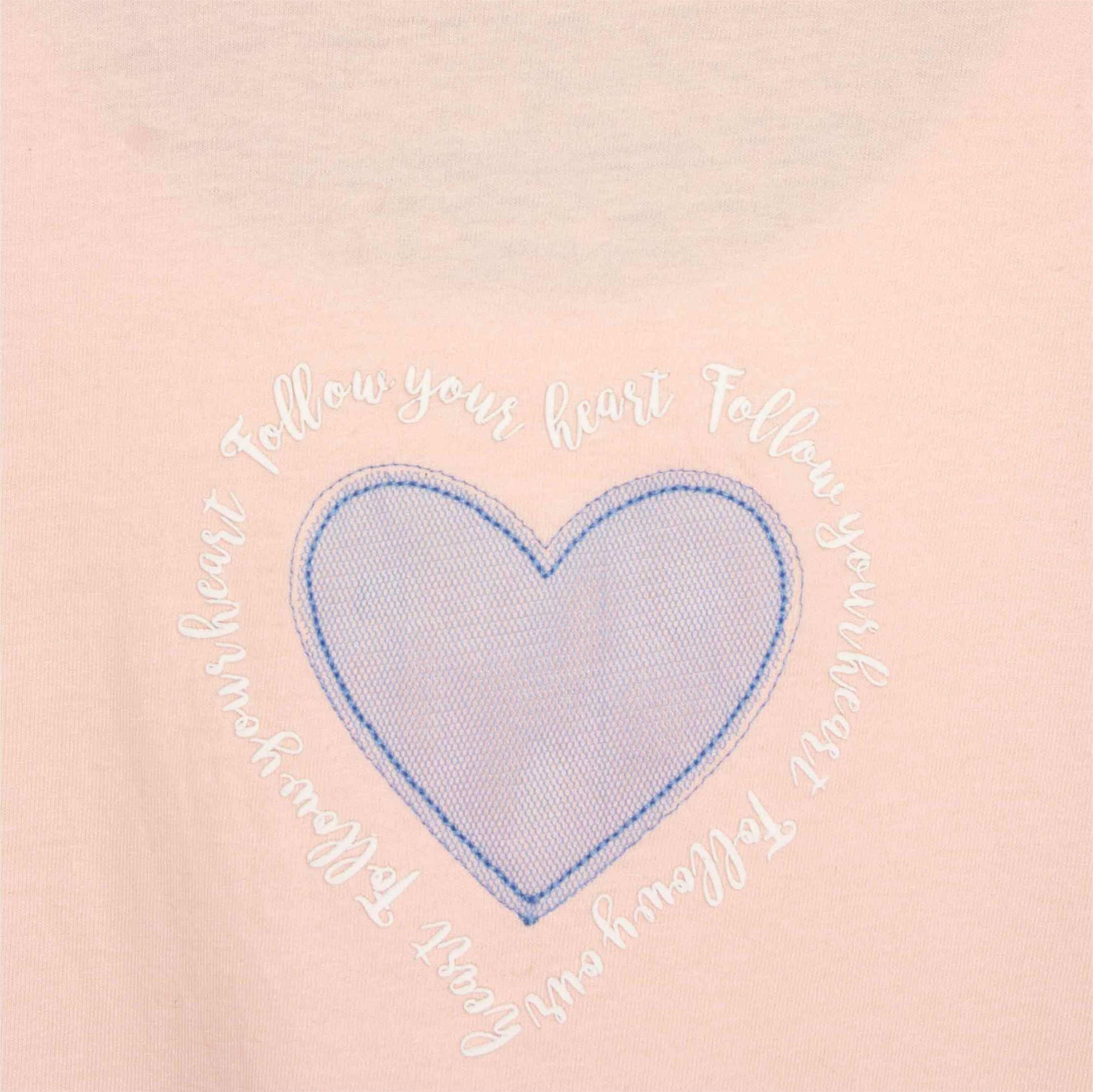 Roze nachthemd met lichtblauw hart-applicatie en witte tekst 'Follow your heart' in een cirkel eromheen