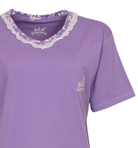 Zacht lila nachthemd met korte mouwen, V-hals met voile strook en geborduurd Tenderness logo op de borst