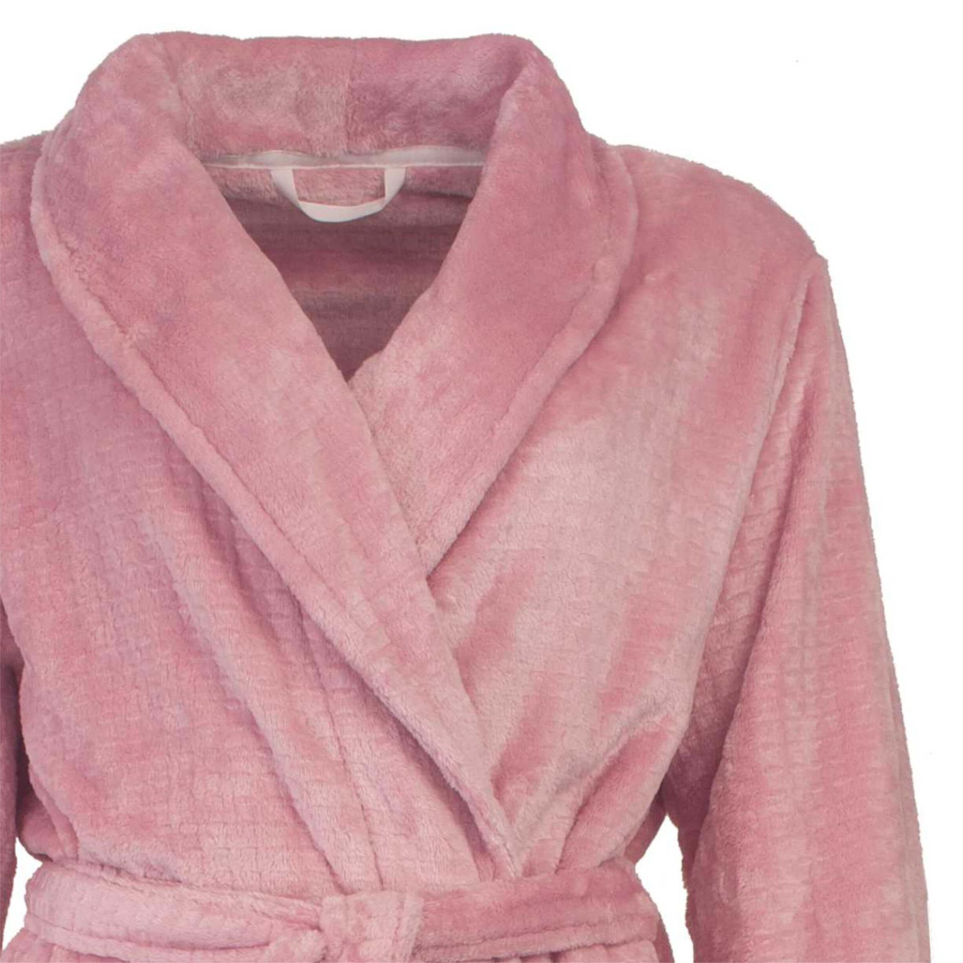 Roze fleece ochtendjas met wdames met wafelmotief, zachte stof en een comfortabele sjaalkraag.