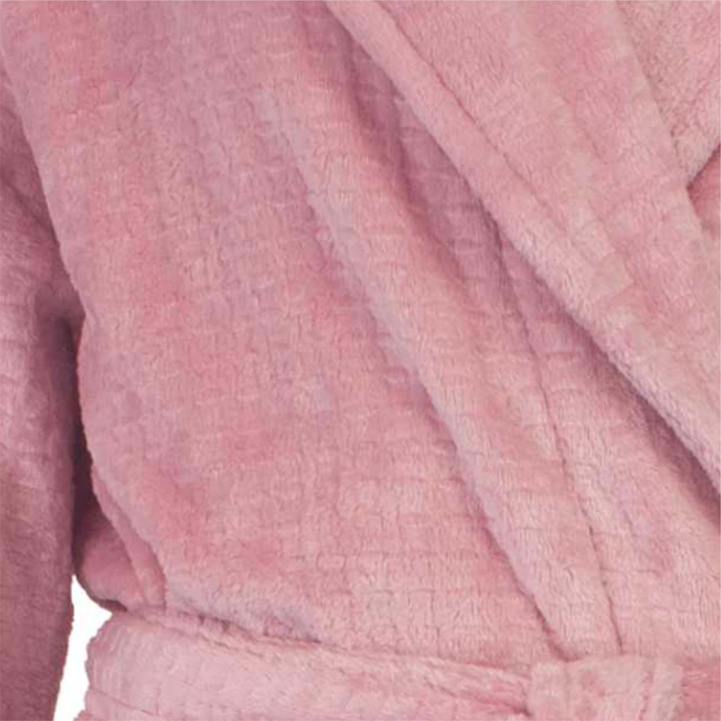 Close-up van roze fleece stof met wafelmotief, zacht en comfortabel uitziend voor een ochtendjas.