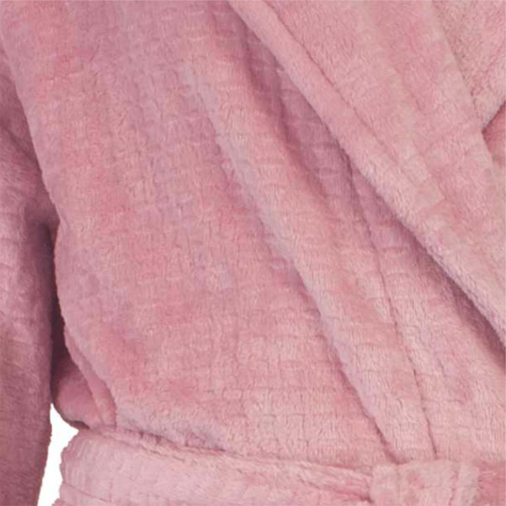 Close-up van roze fleece stof met wafelmotief, zacht en comfortabel uitziend voor een ochtendjas.