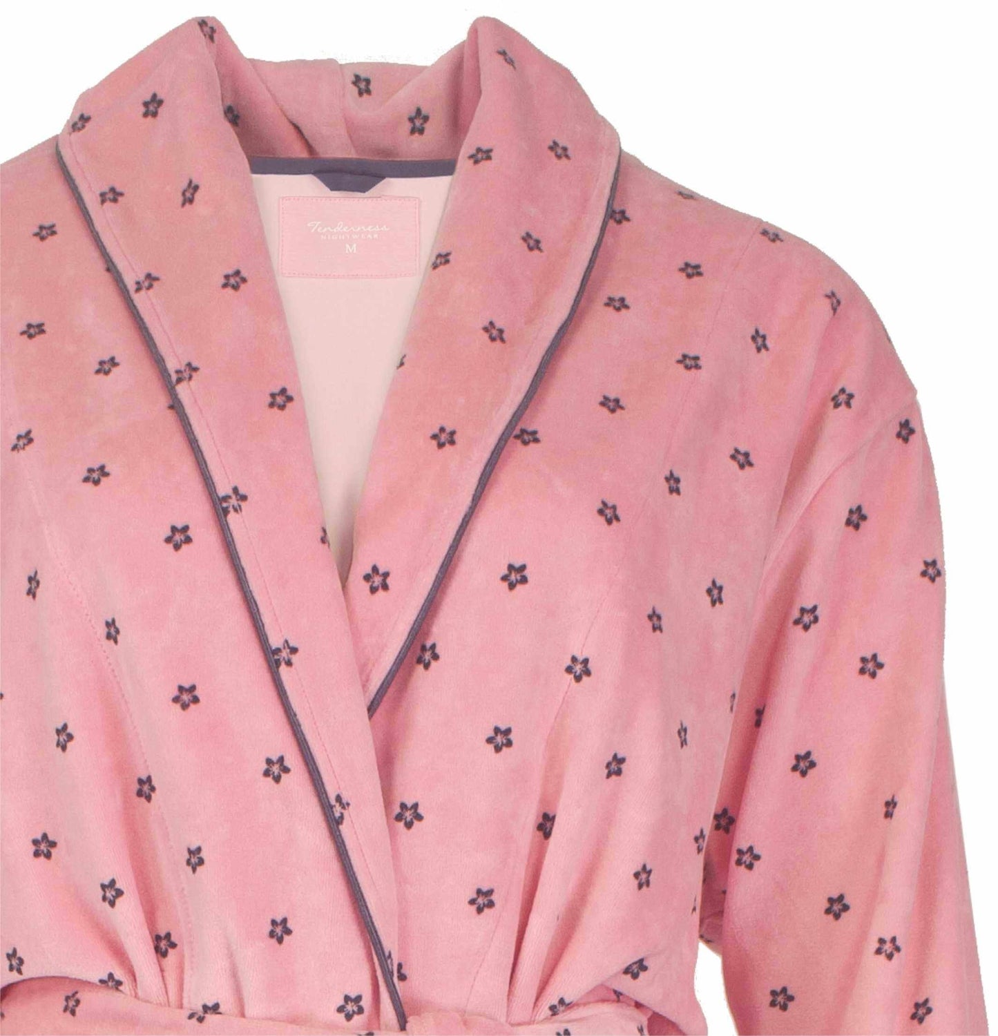 Roze velours ochtendjas met zwarte sterrenprint, opstaande kraag en contrasterende zwarte bies langs de randen.