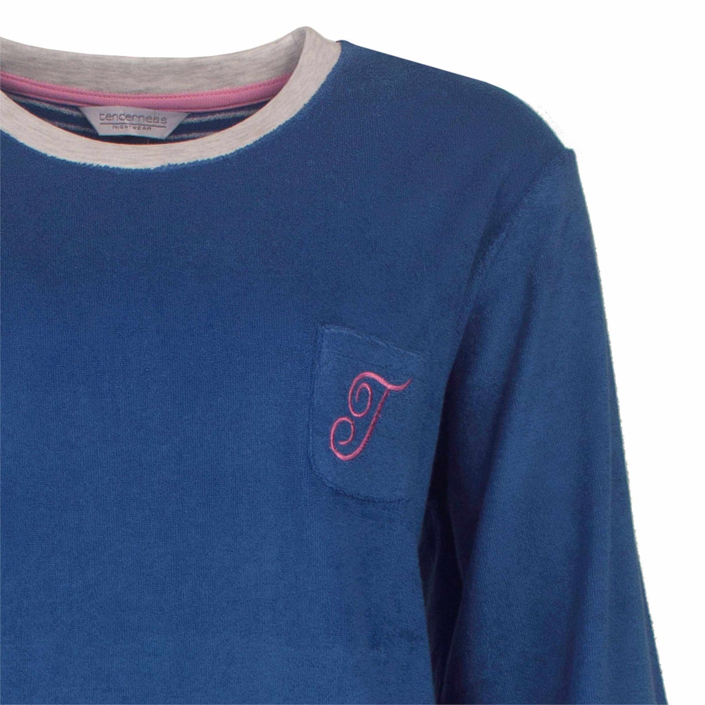 Blauwe badstof pyjama met ronde hals, witte bies en roze 'T' geborduurd op borstzakje