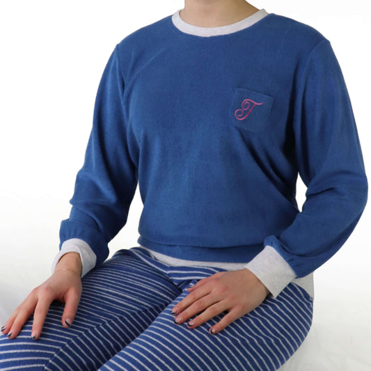 Blauwe badstof pyjama met ronde hals en gestreepte broek. Logo op de borst. Witte accenten op mouwen.