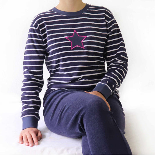 Blauwe gestreepte dames pyjama van badstof met roze ster op de borst, lange mouwen en bijpassende broek