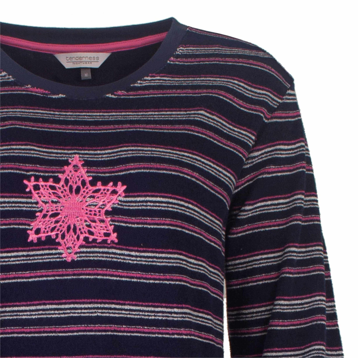 Blauw gestreepte dames pyjama top met roze sneeuwvlok detail, gemaakt van badstof materiaal