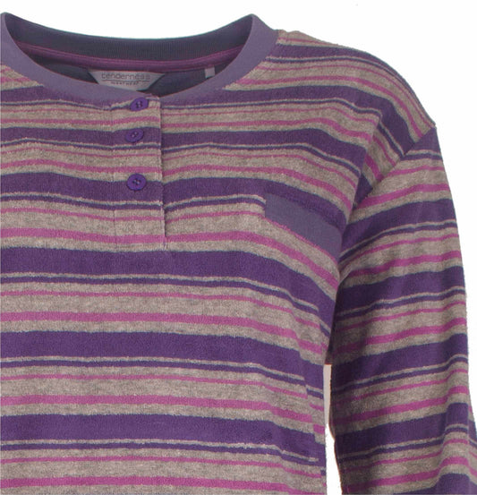 Paarse gestreepte badstof pyjama met grijze en roze strepen, ronde hals en knoopsluiting aan de voorkant