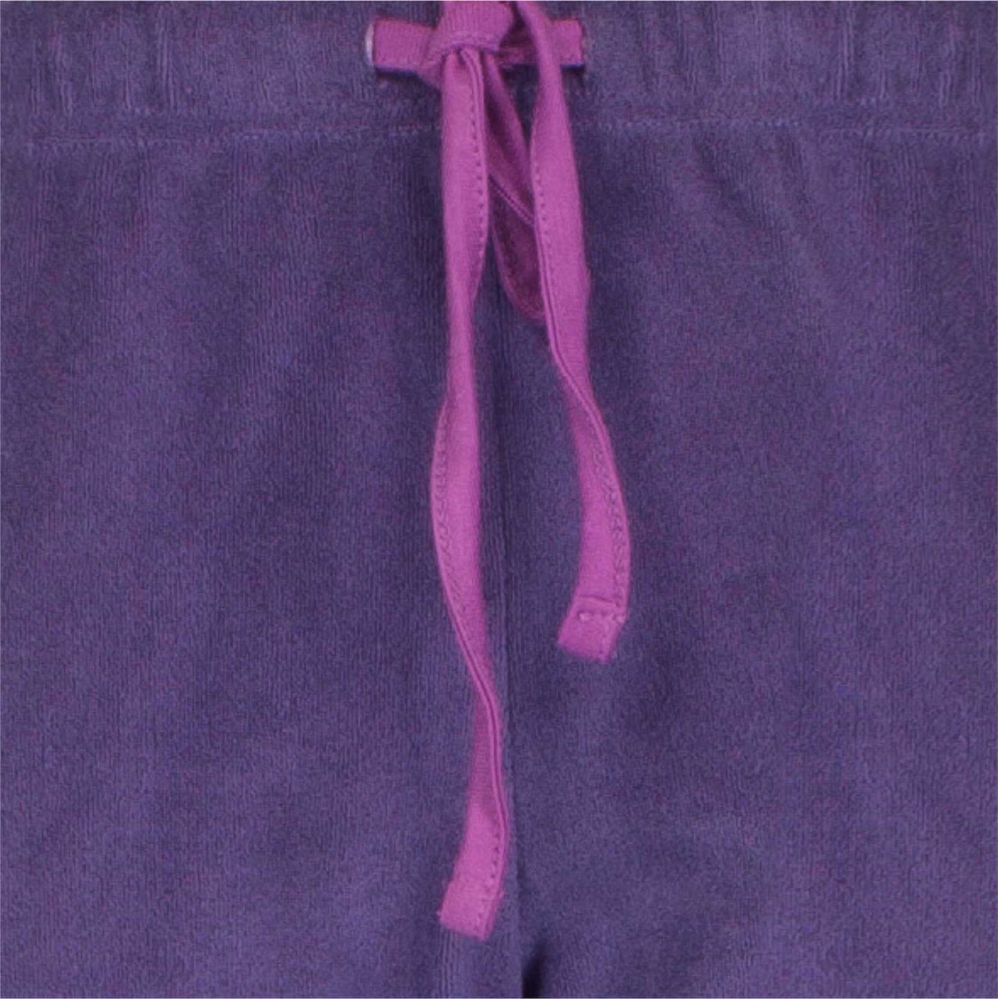 Close-up van een roze koord op een paarse badstof achtergrond, vermoedelijk van een pyjama