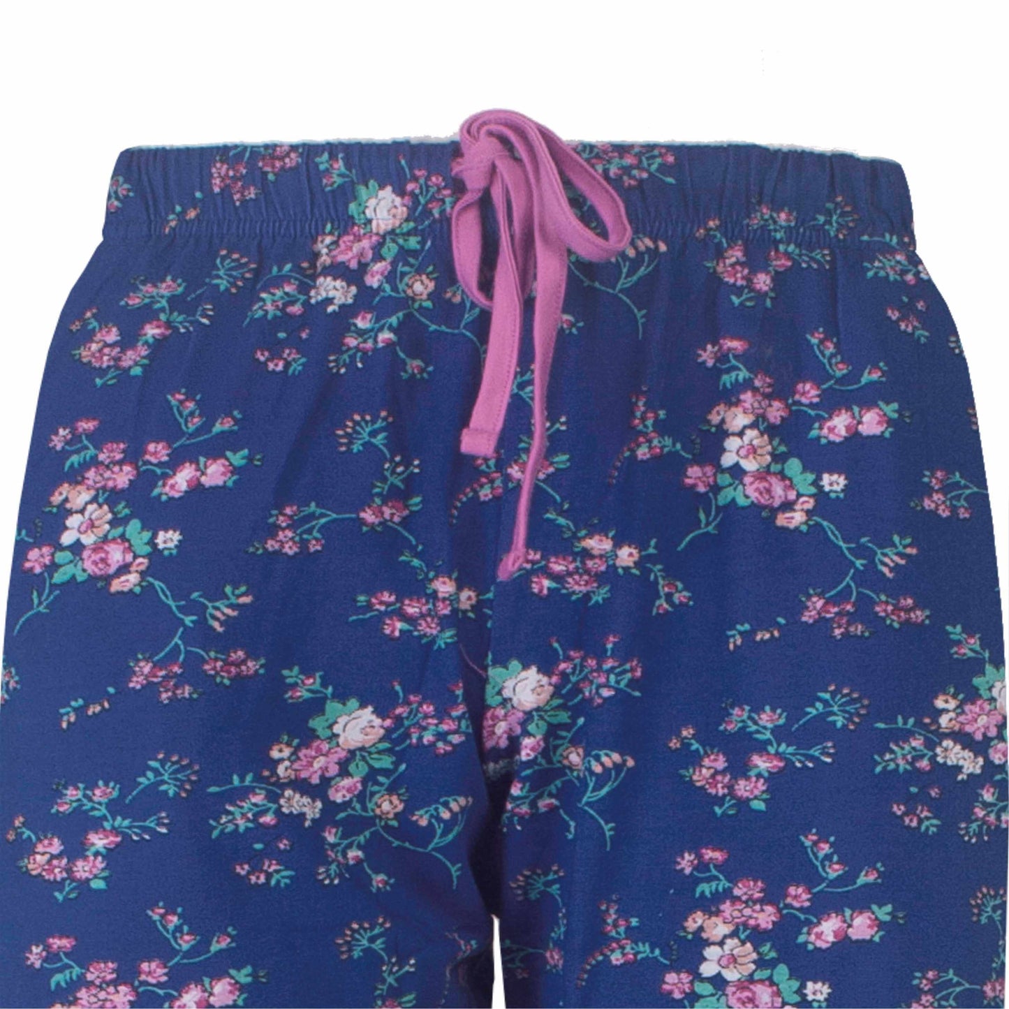Blauwe pyjamabroek met roze en witte bloemenprint en een roze trekkoord in de tailleband.