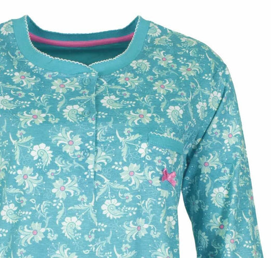 Aqua groene pyjama met wit bloemenpatroon en roze accenten, gemaakt van katoen in jersey kwaliteit.