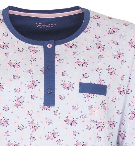 Lichtblauwe pyjama top met bloemenprint, ronde hals, polosluiting en opstikzakje op de borst.