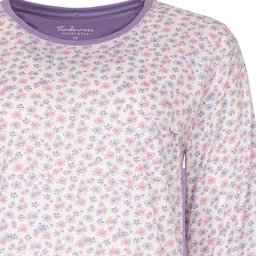Dames pyjama top met bloemetjespatroon, paarse boorden en borstzakje met strikje. Paarse lange broek zichtbaar.