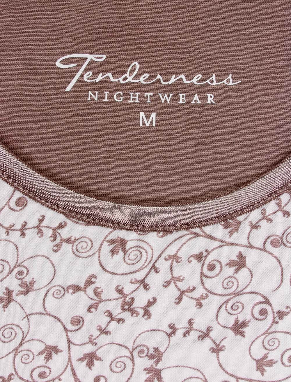 Bruine dames pyjama top met geprint bloemendessin, ronde hals en 'Tenderness Nightwear' label, maat M.