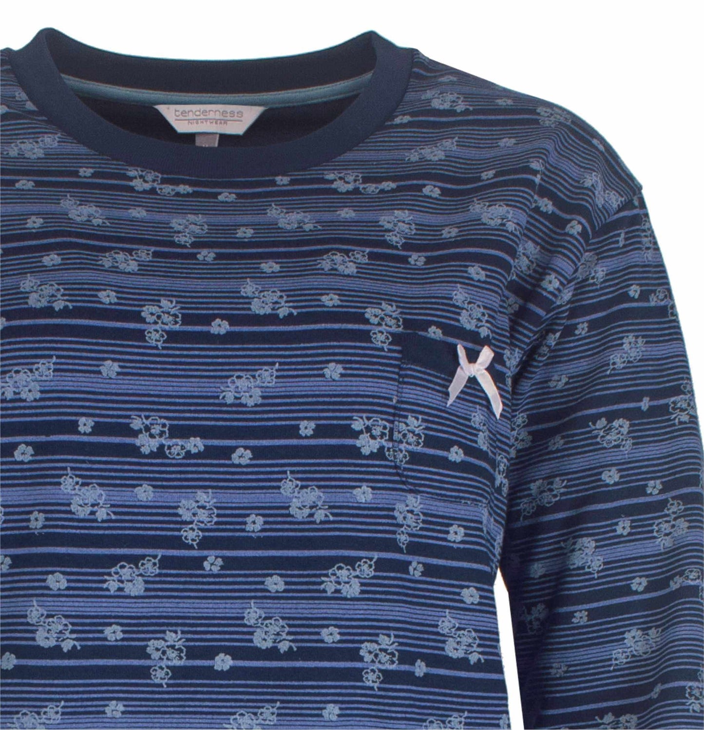 Donkerblauwe fleece pyjama met lichtblauwe bloemen en streeppatroon, met wit strikje detail