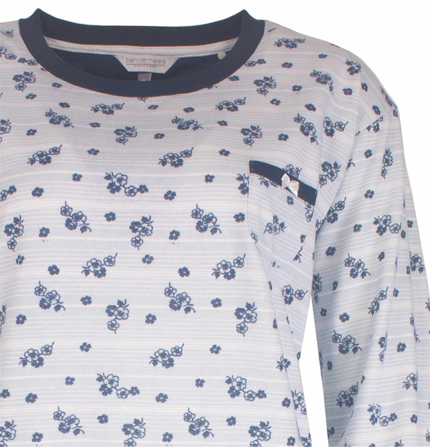 Lichtblauwe fleece pyjama met donkerblauwe bloemetjesprint en donkere halsboord, merk Tenderness