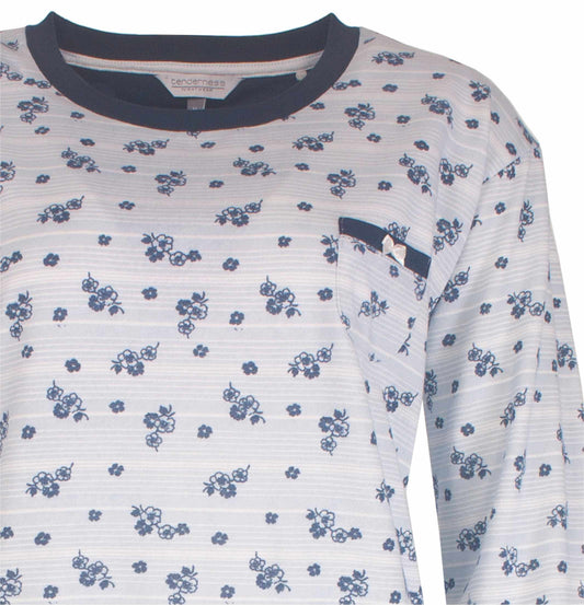 Lichtblauwe fleece pyjama met donkerblauwe bloemetjesprint en donkere halsboord, merk Tenderness