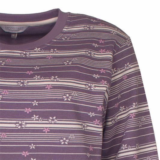 Paarse fleece pyjama met strepen en bloemetjespatroon, close-up van de stof en kraag