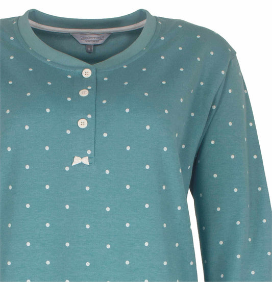Groene fleece pyjama top met witte stippen, knoopsluiting en klein strikje detail bij de hals