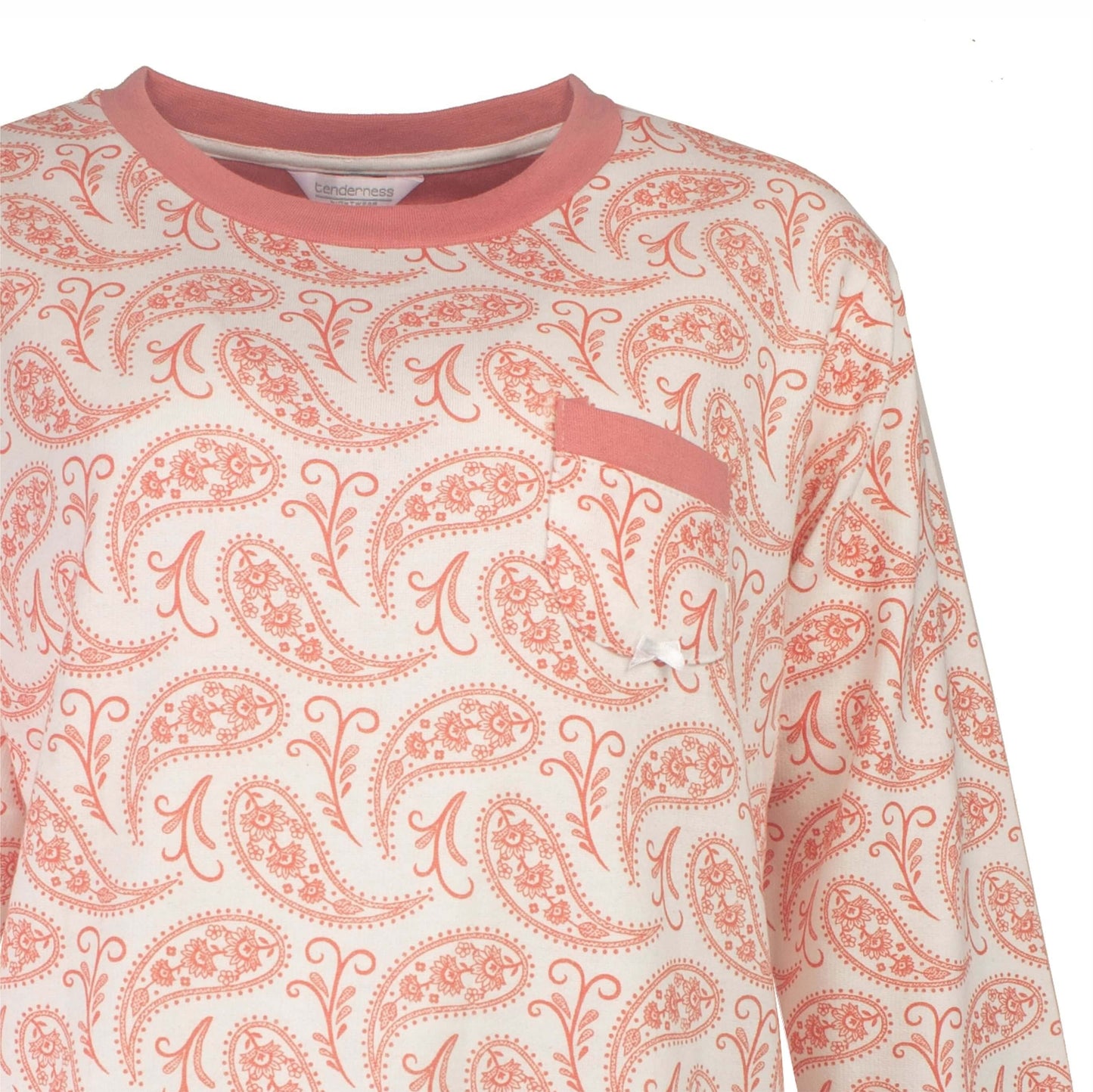 Roze fleece pyjama met wit paisley patroon, ronde hals en borstzakje. Comfortabel en stijlvol ontwerp.