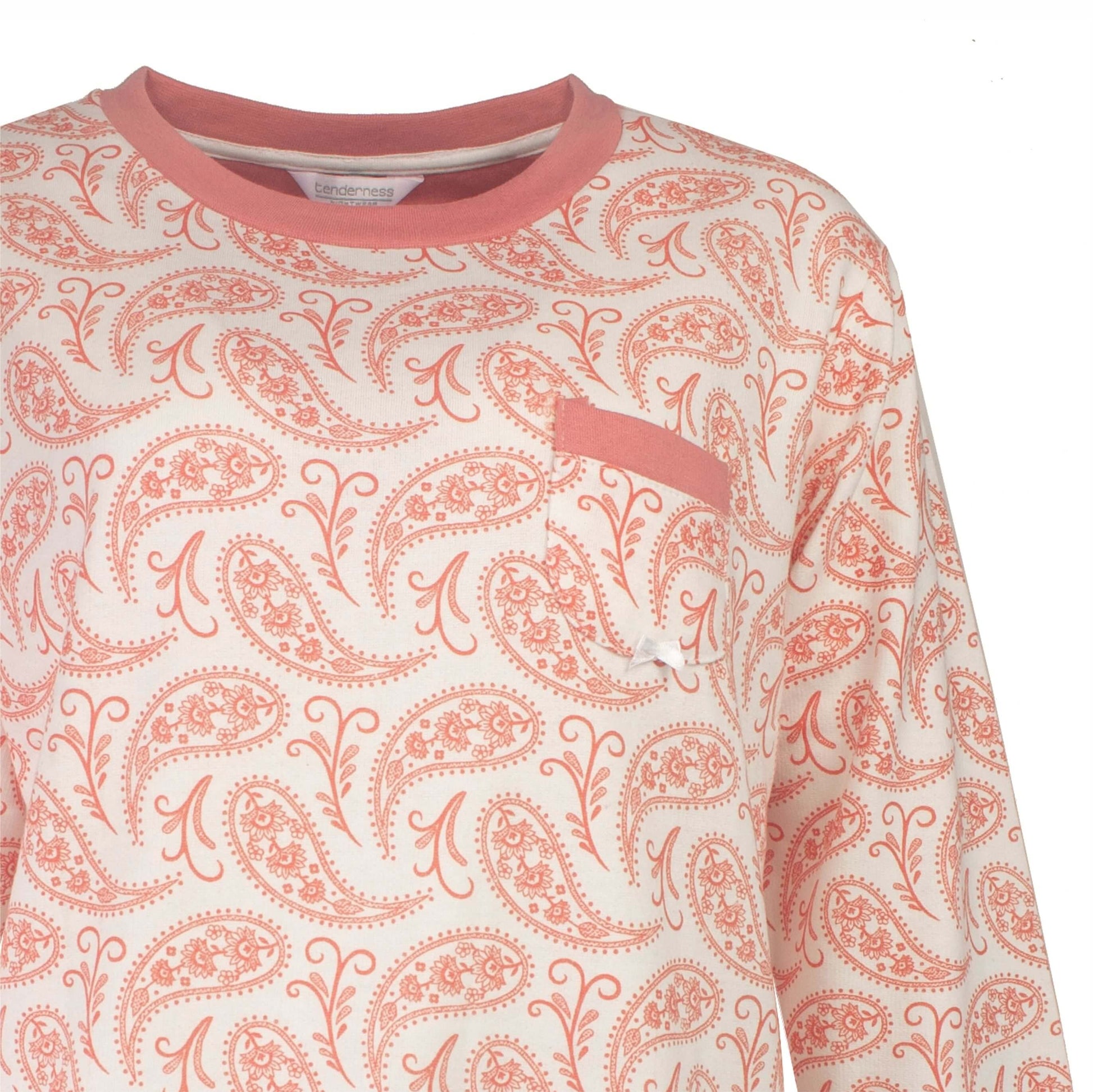 Roze fleece pyjama met wit paisley patroon, ronde hals en borstzakje. Comfortabel en stijlvol ontwerp.