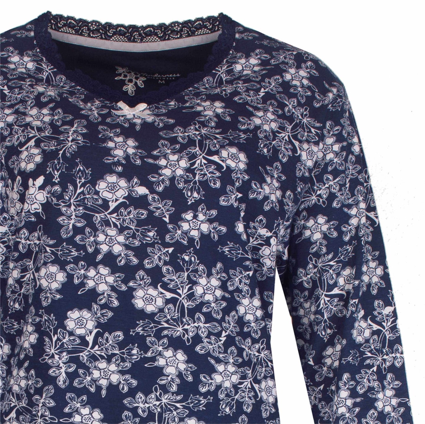 Blauw dames pyjama met wit bloemenpatroon, lange mouwen en kanten halsdetail