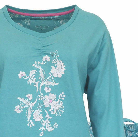 Aqua groene pyjama met lange mouwen, versierd met witte bloemenprint op de voorkant en roze binnenkraag.
