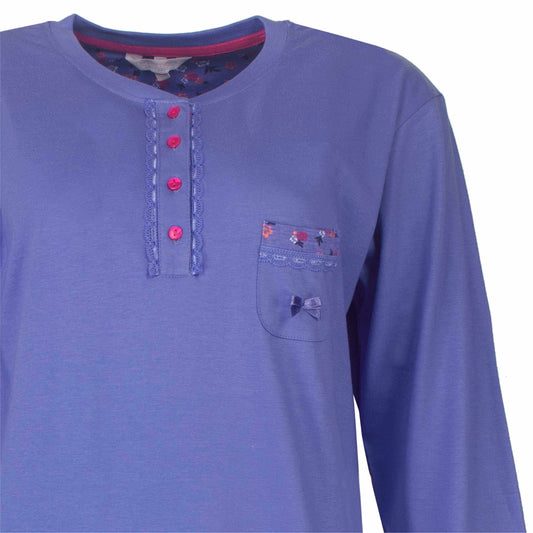 Blauwe dames pyjama top met lange mouwen, polosluiting met roze knoopjes en een klein borstzakje met strikje