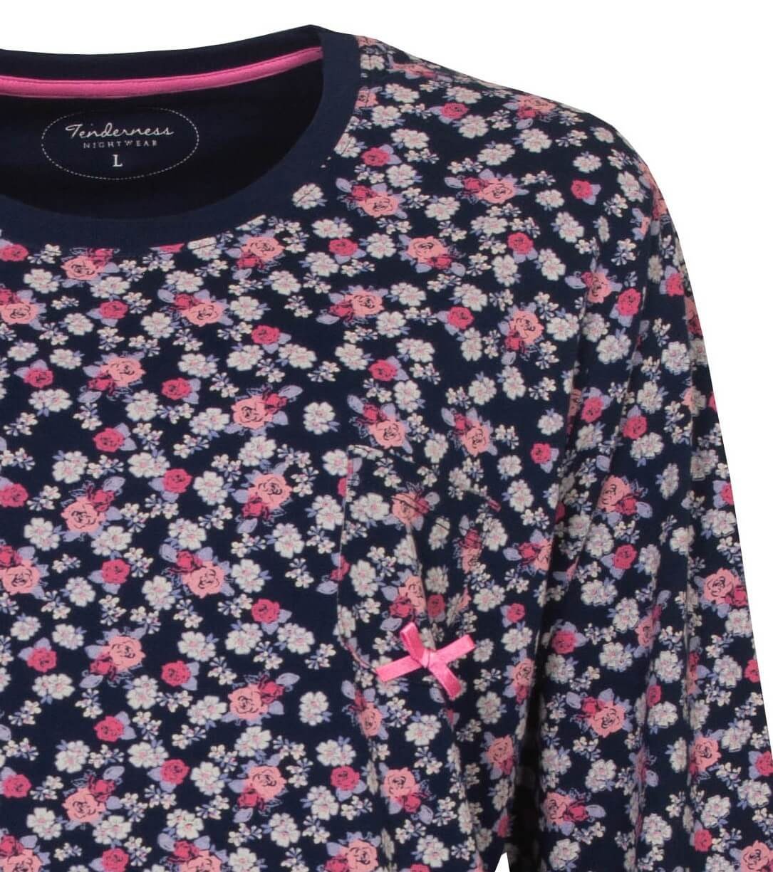 Donkerblauwe katoenen dames pyjama met roze en witte bloemenprint en een klein roze strikje op de borst.