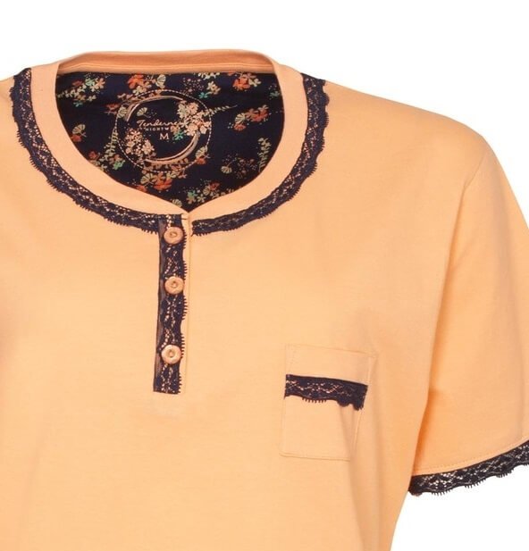 Gele pyjama top met blauwe kanten details, polosluiting en borstzakje. Korte mouwen en ronde hals.