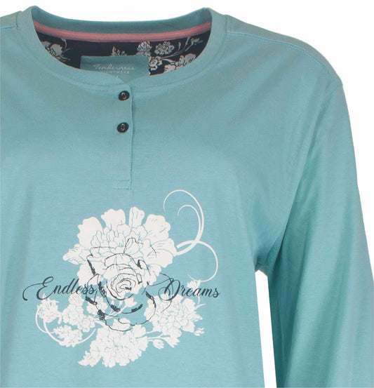 Groene katoenen pyjama met witte bloemenprint en 'Endless Dreams' tekst, henley hals met knoopjes