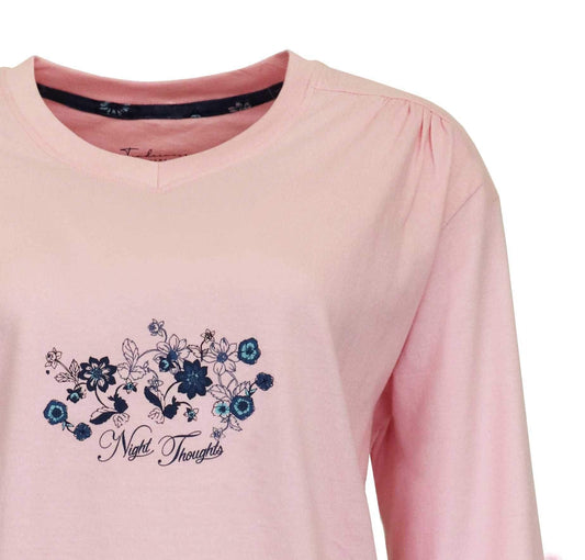 Roze dames pyjama top met lange mouwen, versierd met een bloemenmotief en 'Night Thoughts' tekst op de borst