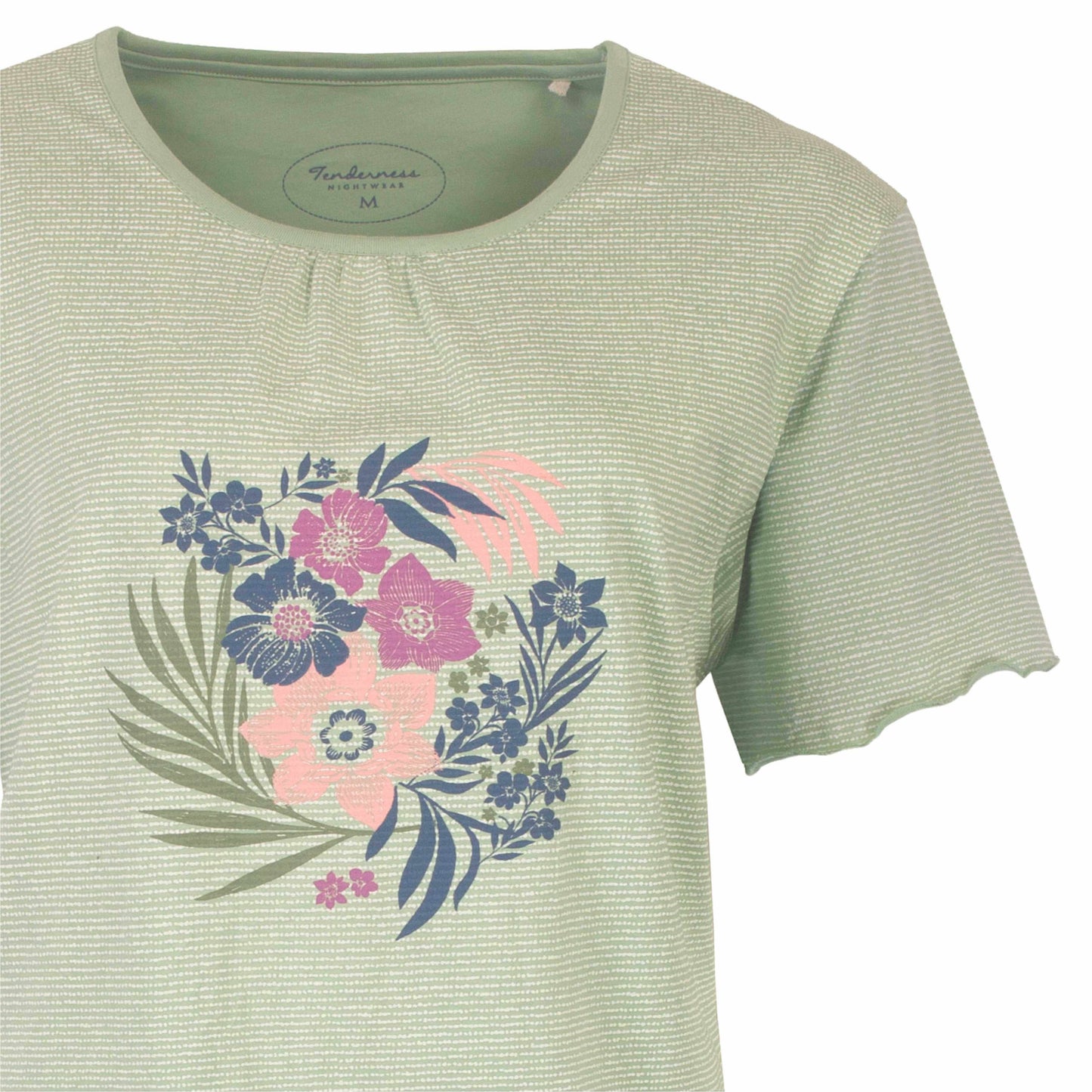 Lichtgroene pyjama T-shirt met kortebloemd motde print in roze, blauw en groen tinten op een gestreepte achtergrond