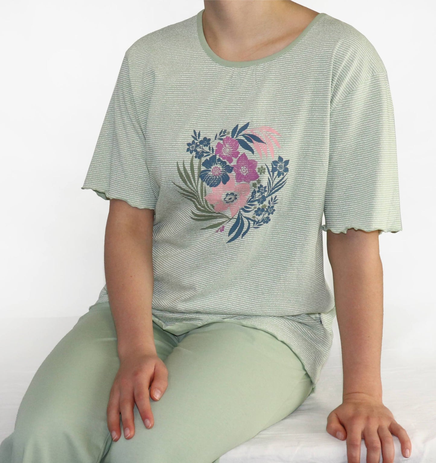 Lichtgroene dames pyjama met korte mouwen en bloemenprint, gedragen met driekwart broek