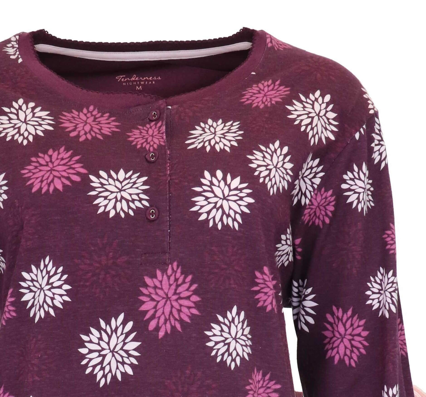 Paarse dames pyjama met witte en roze bloemmotieven, polo sluiting en lange mouwen gemaakt van katoen.