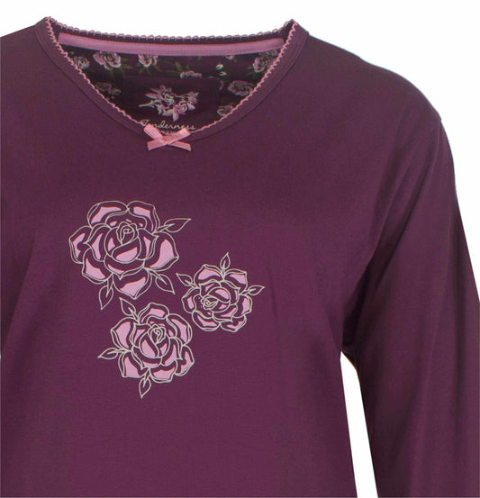 Paarse katoenen dames pyjama met roze bloemenprint op de voorkant en bloemenpatroon in de kraag