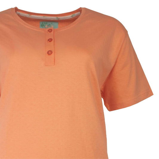 Oranje katoenen dames pyjama top met korte mouwen en polo sluiting, drie knoopjes zichtbaar op de hals