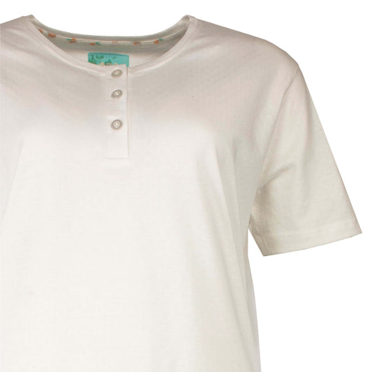 Witte katoenen dames pyjama top met korte mouwen en polo sluiting. Zichtbaar zijn drie witte knoopjes aan de hals.